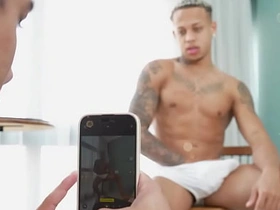 叫兄弟来拍照 结果他把我鸡巴嗦到射精 gay porn japan uncensored