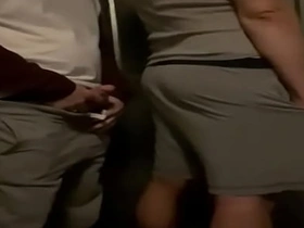 深夜空街，喝多了…我决定尿在嫩鸡室友身上找乐子 :P hot asian porn gay