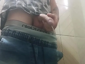 该死的偷窥狂 asian public toilet gay porn